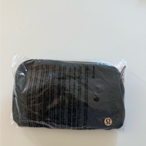 Lululemon Everywhere Belt Bag Large 2L Metal Hardware - Picture 7 of 7